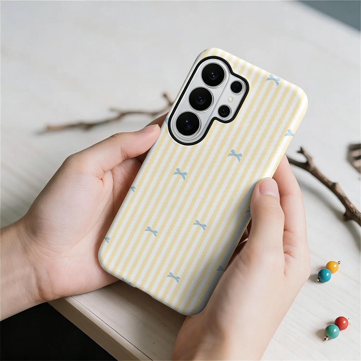 Niebieska kokarda, żółte paski – Samsung Galaxy S24 recenzja i cena