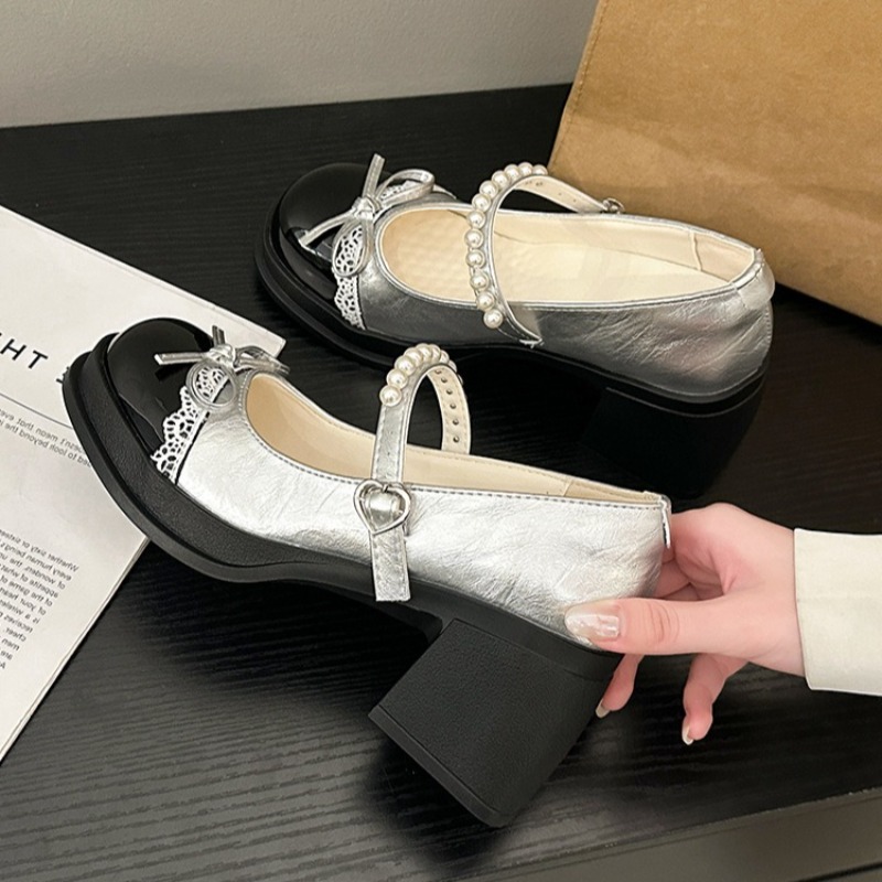 Damskie buty klasyczne z okrąg – Leather Classic Strap recenzja i cena
